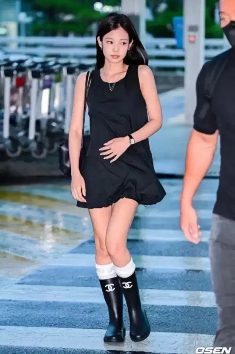 Jennie着用　AMOMENTO Volume Mini Dress AMOMENTO | 아모멘토 Amomento Volume Mini Dress worn by